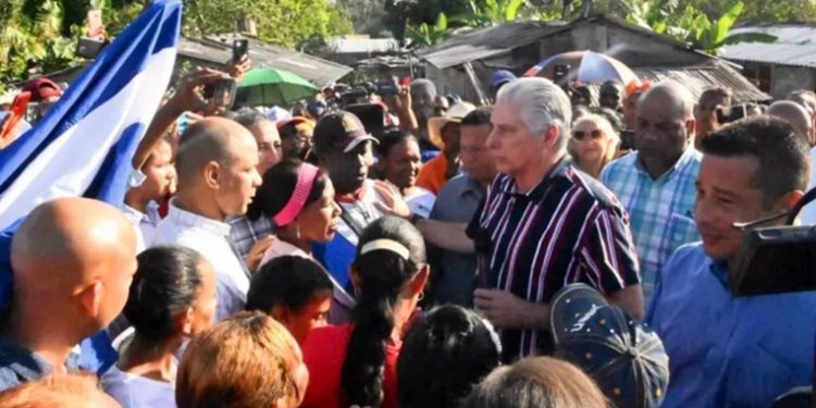 CUBA. El Presidente Díaz-Canel visitó la zona donde hubo protestas y se encontró con esto…