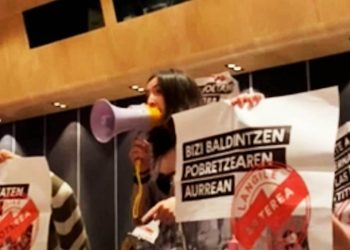 Militantes de EHKS irrumpen en un mitin de Yolanda Díaz para denunciar la reforma laboral