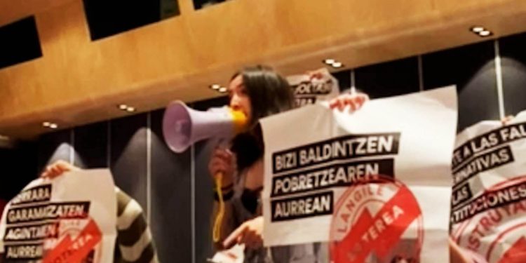 Militantes de EHKS irrumpen en un mitin de Yolanda Díaz para denunciar la reforma laboral