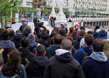 Los fascistas de Vox también fueron enfrentados en Donostia; la Ertzaintza volvió a protegerlos