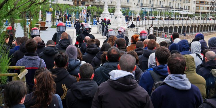 Los fascistas de Vox también fueron enfrentados en Donostia; la Ertzaintza volvió a protegerlos