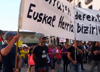 Cientos de personas se manifestaron en Azpeitia en defensa de la tierra y contra los macroproyectos