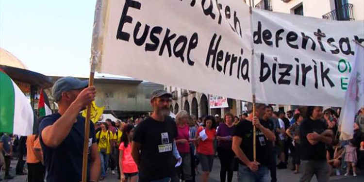 Cientos de personas se manifestaron en Azpeitia en defensa de la tierra y contra los macroproyectos
