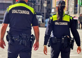 Un disparo dentro de la comisaria, al parecer fortuito, hiere a dos policías municipales de Beasain