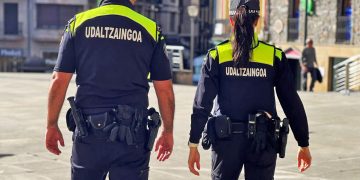 Un disparo dentro de la comisaria, al parecer fortuito, hiere a dos policías municipales de Beasain