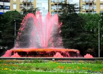 EHKS tiñe de rojo varias fuentes para denunciar el genocidio sionista contra Palestina
