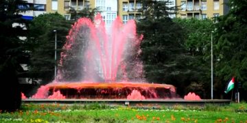 EHKS tiñe de rojo varias fuentes para denunciar el genocidio sionista contra Palestina