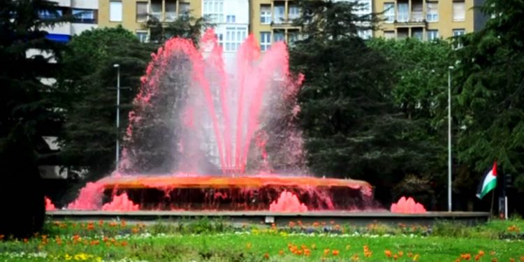 EHKS tiñe de rojo varias fuentes para denunciar el genocidio sionista contra Palestina