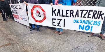 Logran postergar el desahucio de una familia en Hernani