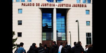 La empresa PCH del Ayto. de Iruñea retira los cargos contra los 5 militantes en el inicio del juicio
