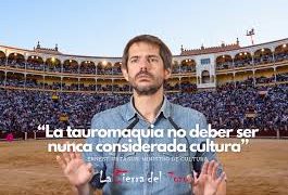 El ministro de Cultura decía ser antitaurino, ahora reparte premios y aplaude a los ganaderos junto a los Borbones