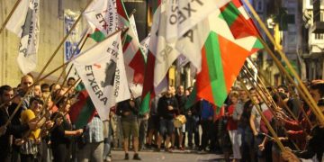 El mismo juez que exoneró al PP por su Caja B propone ahora juzgar a seis personas por los ‘ongi etorri’