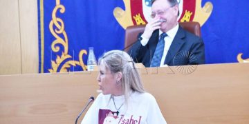 Observen esta imagen, es una diputada de Vox…