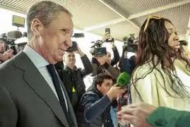 A Zaplana (el que se estaba muriendo en la cárcel) le paran los pies en la entrada al juicio