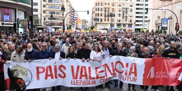 Miles de personas se manifiestan en Valencia en defensa de su cultura y contra el fascismo