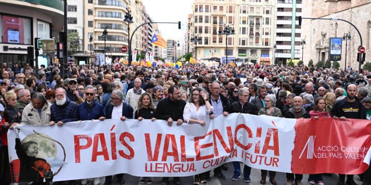 Miles de personas se manifiestan en Valencia en defensa de su cultura y contra el fascismo