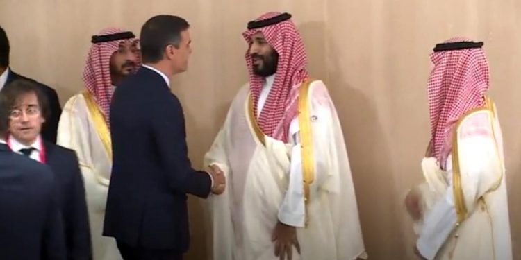 Sánchez viaja a la dictadura de Arabia Saudita a confirmar negocios y no hablar de DD.HH