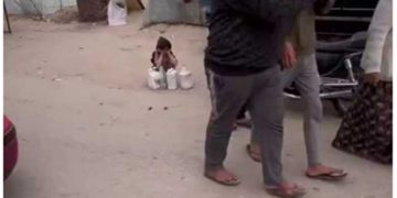 PALESTINA. Una niña huérfana pidiendo agua potable