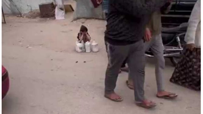 PALESTINA. Una niña huérfana pidiendo agua potable