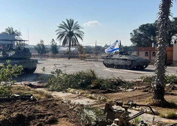 ISRAEL desoye al mundo y toma con tanques el control del paso fronterizo de Rafah
