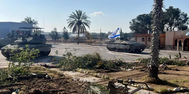 ISRAEL desoye al mundo y toma con tanques el control del paso fronterizo de Rafah