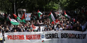 Masiva manifestación en Iruñea con el objetivo de «combatir, desnormalizar y destruir» el genocida Estado sionista