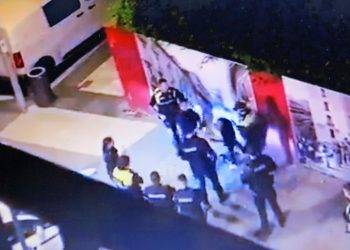 Un agente de la Ertzaintza golpeó a una persona y la dejó tirada en el suelo (+ vídeo)