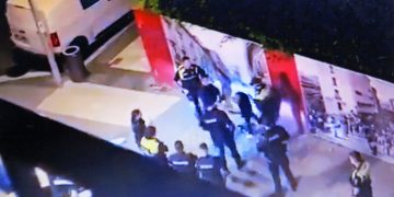 Un agente de la Ertzaintza golpeó a una persona y la dejó tirada en el suelo (+ vídeo)