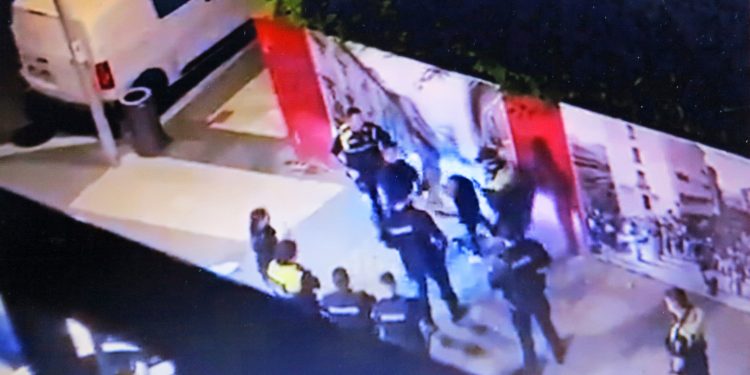 Un agente de la Ertzaintza golpeó a una persona y la dejó tirada en el suelo (+ vídeo)