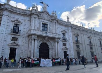 Cientos de estudiantes se concentran frente a la Universidad de Sevilla en el 76° aniversario de la Nakba