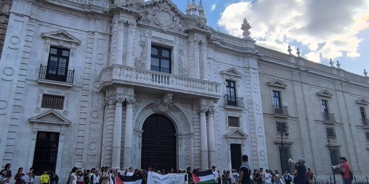 Cientos de estudiantes se concentran frente a la Universidad de Sevilla en el 76° aniversario de la Nakba