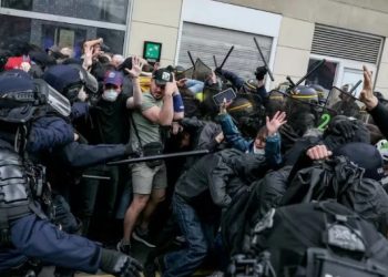FRANCIA sumida en la represión: a los estudiantes en las universidades y a los obreros el 1º de mayo
