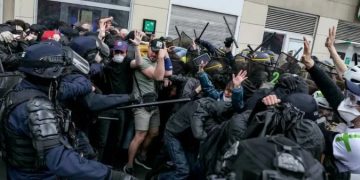 FRANCIA sumida en la represión: a los estudiantes en las universidades y a los obreros el 1º de mayo