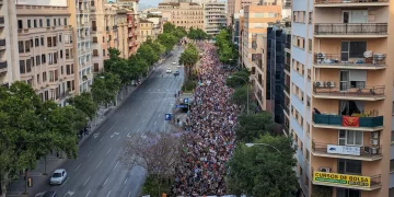 Miles de personas se manifestaron en Palma por una vivienda digna que el negocio turístico les arrebata