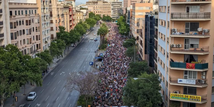 Miles de personas se manifestaron en Palma por una vivienda digna que el negocio turístico les arrebata