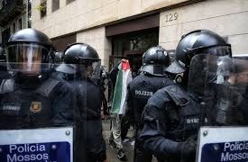 Observen a los Mossos reprimiendo en Barcelona a favor de Israel