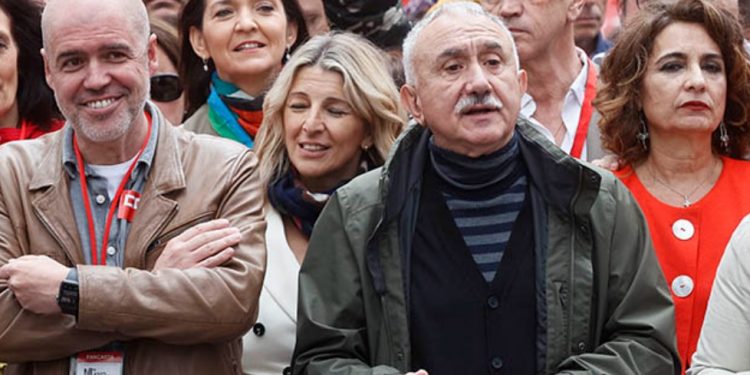 El gobierno (PSOE/Sumar) respaldan con su presencia a UGT y CC.OO por garantizarle la «paz social»