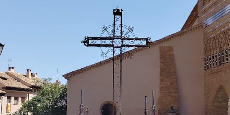 PP y Vox anuncian que como se retire la cruz puesta en el franquismo la volverán a colocar