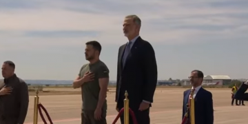 El Borbón, Sánchez, las Cortes… reciben al presidente ultraderechista de Ucrania con todos los honores