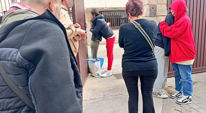 Zaragoza. Con minutos de diferencia medalla para la hija del Borbón rey y cárcel para 6 antifascistas