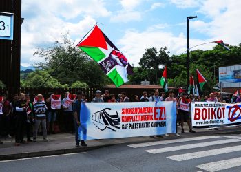 Concentración frente a CAF-Beasain para denunciar su complicidad con el Estado sionista