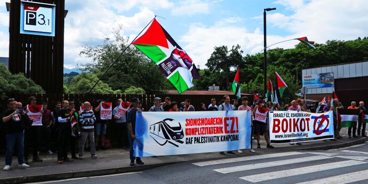 Concentración frente a CAF-Beasain para denunciar su complicidad con el Estado sionista