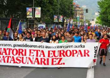 Masiva manifestación de EHKS en Donostia contra la OTAN, la UE y por la abstención