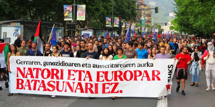 Masiva manifestación de EHKS en Donostia contra la OTAN, la UE y por la abstención