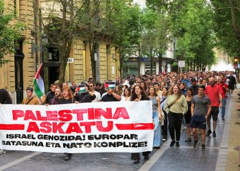Cientos de jóvenes de la acampada de Donostia se han manifestado por Palestina y han señalado a la UE y a la OTAN