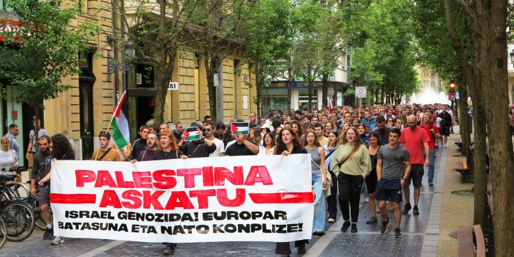 Cientos de jóvenes de la acampada de Donostia se han manifestado por Palestina y han señalado a la UE y a la OTAN