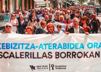 Cientos de personas han exigido en Trintxerpe alternativa habitacional para los vecinos de Escalerillas