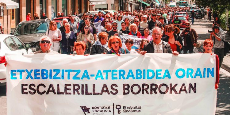 Cientos de personas han exigido en Trintxerpe alternativa habitacional para los vecinos de Escalerillas