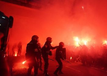 Un ertzaina asestó una patada a la mujer caída y herida en los disturbios antes del partido Real Sociedad-PSG (vídeo)