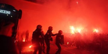 Un ertzaina asestó una patada a la mujer caída y herida en los disturbios antes del partido Real Sociedad-PSG (vídeo)